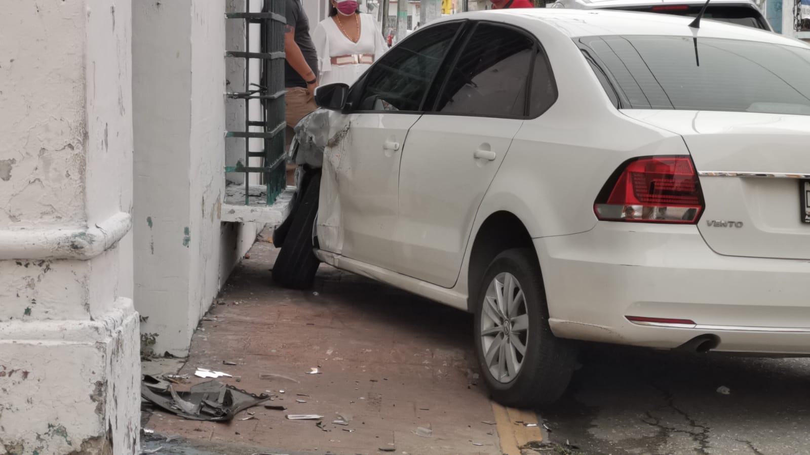 Regidora del Ayuntamiento de Ciudad del Carmen ocasiona accidente tras 'volarse' el alto