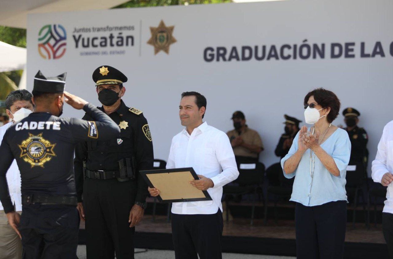 Mauricio Vila hizo entrega de reconocimientos a los nuevos policías de Yucatán