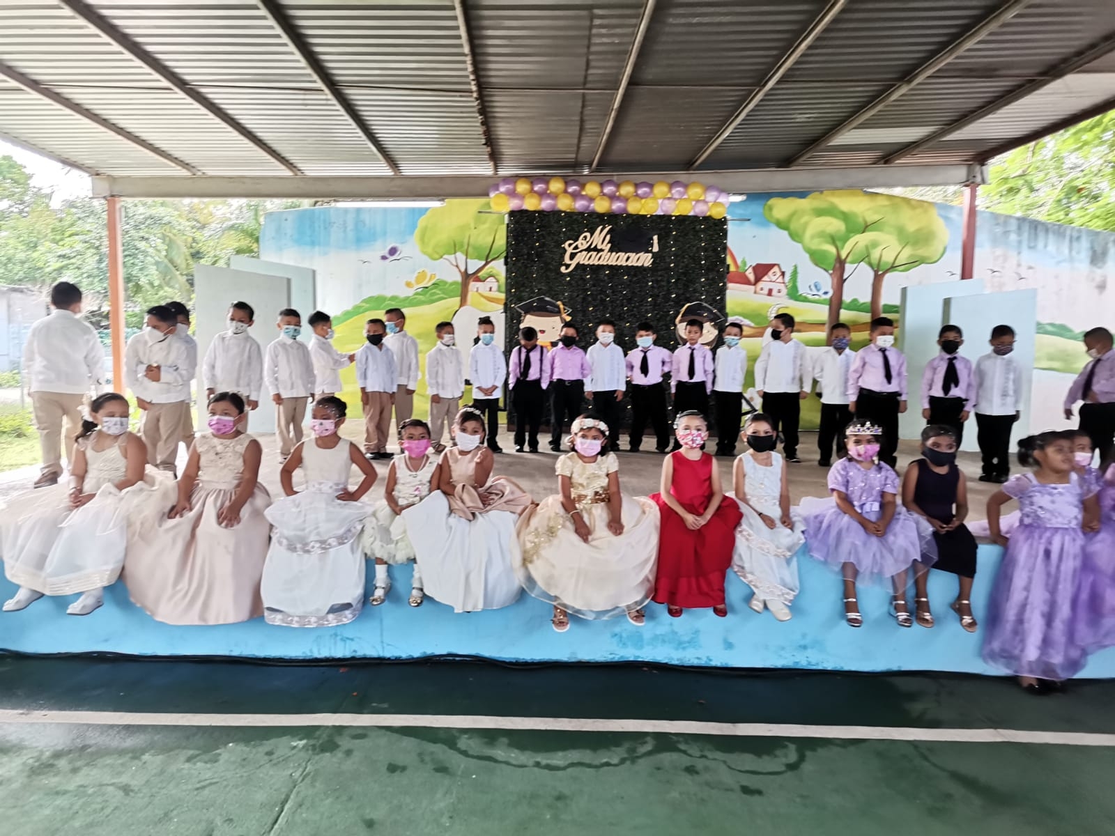 Entregan reconocimiento a los alumnos que salen del kinder "Hernán Cortés" en Chocholá, Yucatán