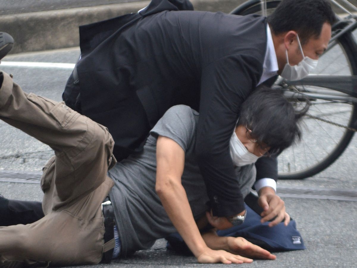 Yamagami Tetsuya, procedente de la ciudad de Nara, fue arrestado por asesinato mientras sostenía un arma con la que habría disparado en dos ocasiones