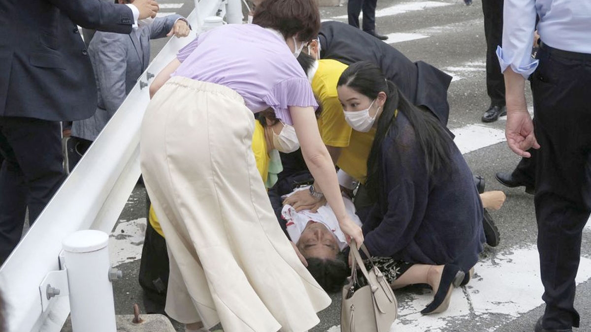 Un hombre con un arma aparentemente casera le disparó por la espalda a Shinzo Abe