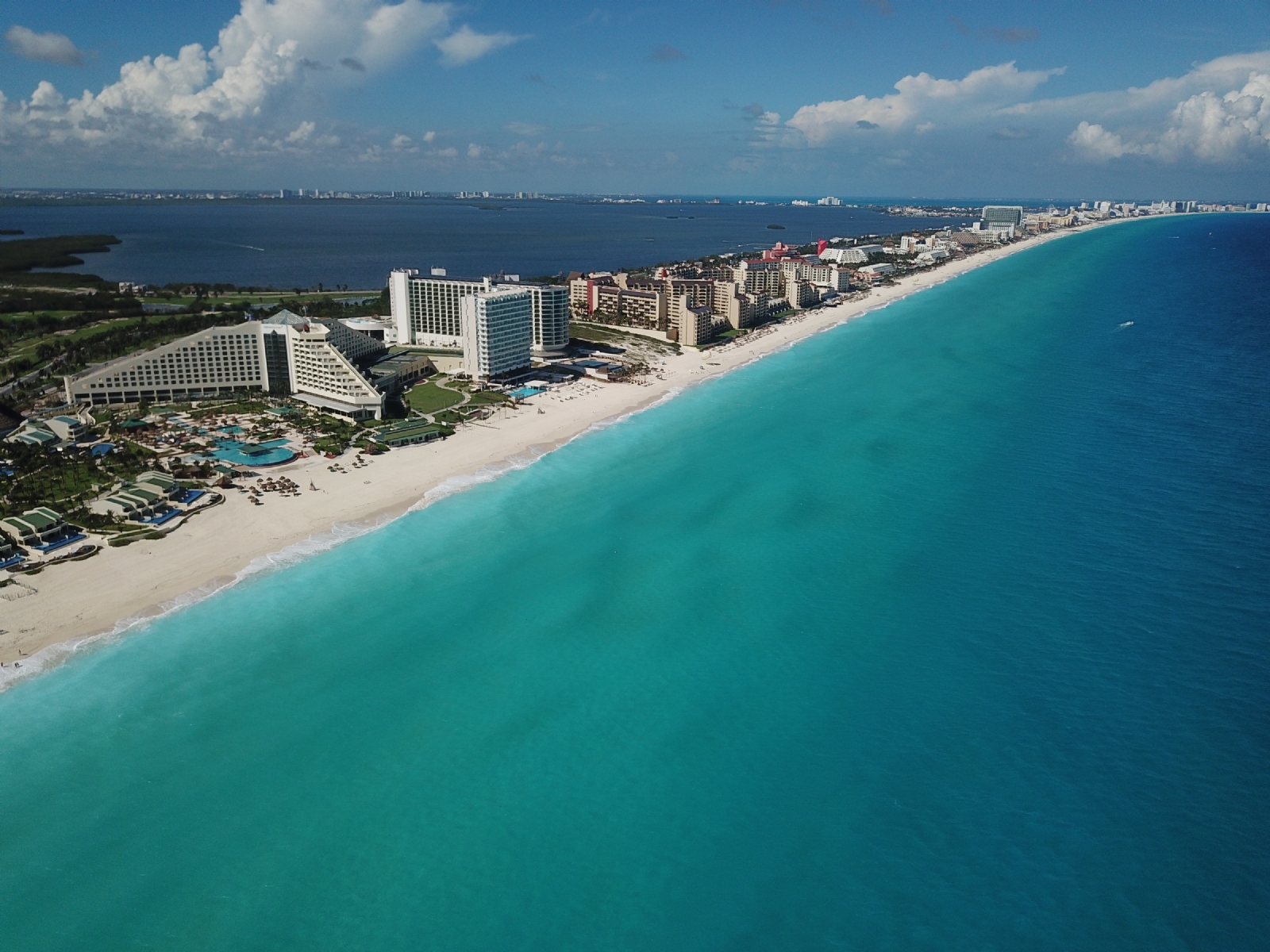 Soleado y con poco sargazo, así se ven las playas de Cancún: EN VIVO