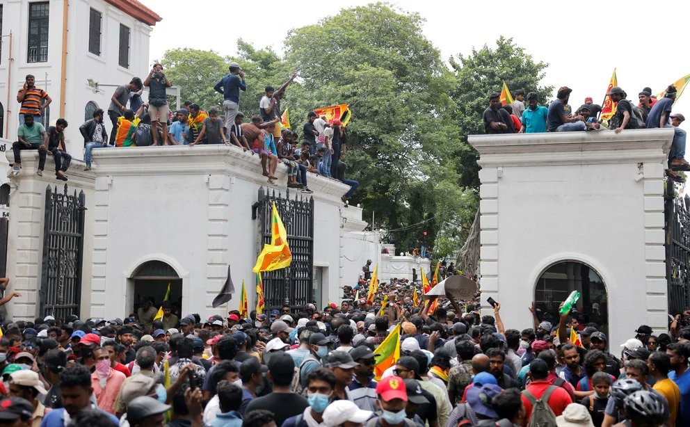 Así fue el momento en que miles de personas tomaron el palacio de Sri Lanka: VIDEO