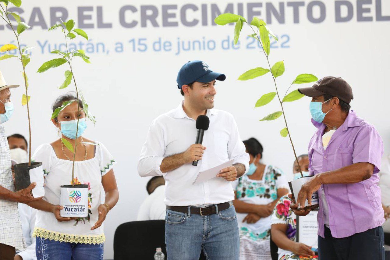 Mauricio Vila entrega apoyos de agricultura y vivienda a familias de Mayapán, Yucatán