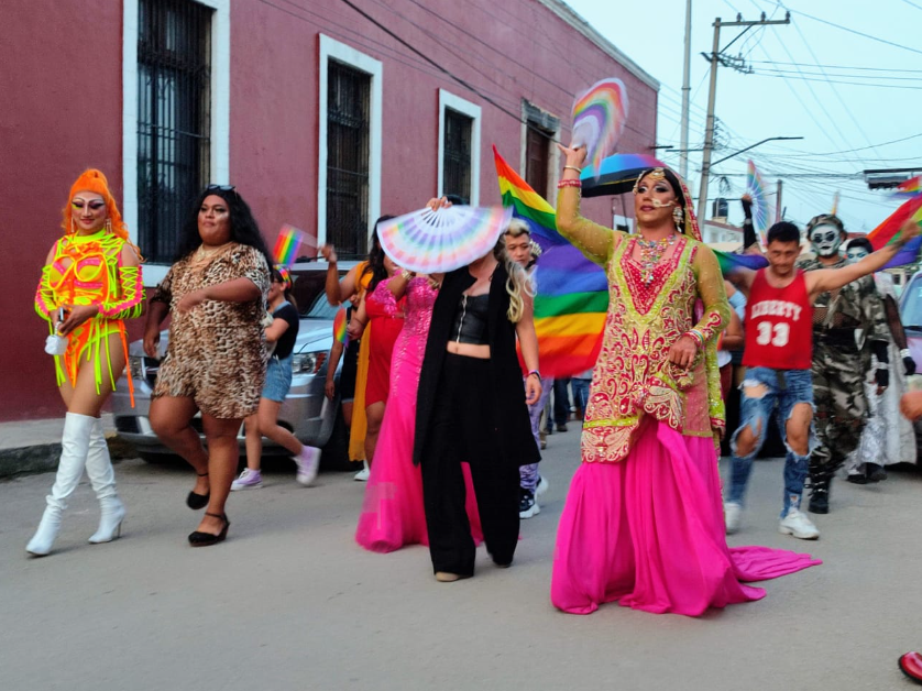 El festejo y la alegría era notorio en familiares, vecinos, pobladores se sumaron a la segunda marcha de LGTB+