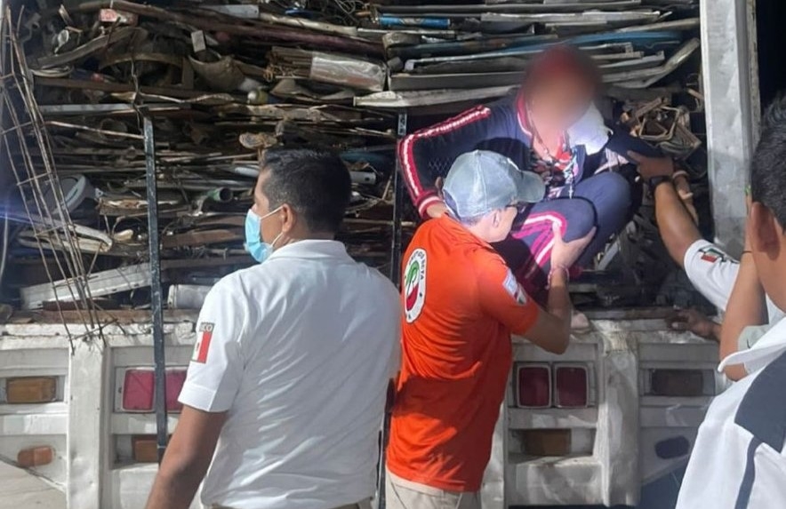 Los migrantes se encontraban ocultos en un compartimiento del camión. Foto: INM