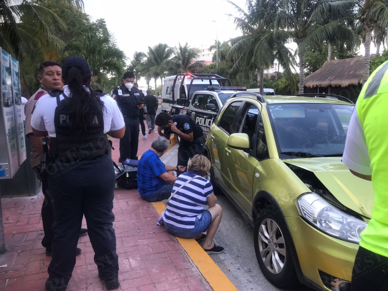 Los dos abuelitos resultaron con lesiones leves, mientras que el automóvil quedó con daños en su parte delantera tras el choque en la Zona Hotelera de Cancún