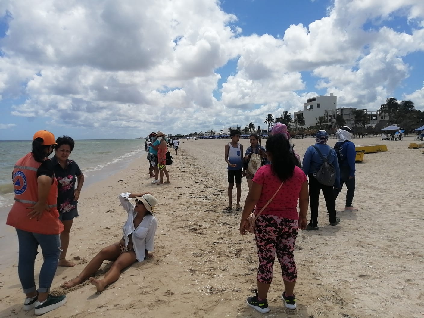 Tabasqueña se mete al mar de Progreso sin permiso y es atacada por una 'raya': EN VIVO