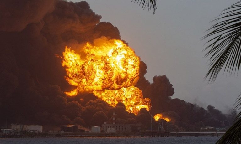 Cuatro tanques de petróleo fueron consumidos por el fuego