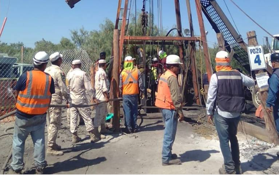 Buzo de la Sedena ingresa a pozo con mineros en Coahuila: VIDEO