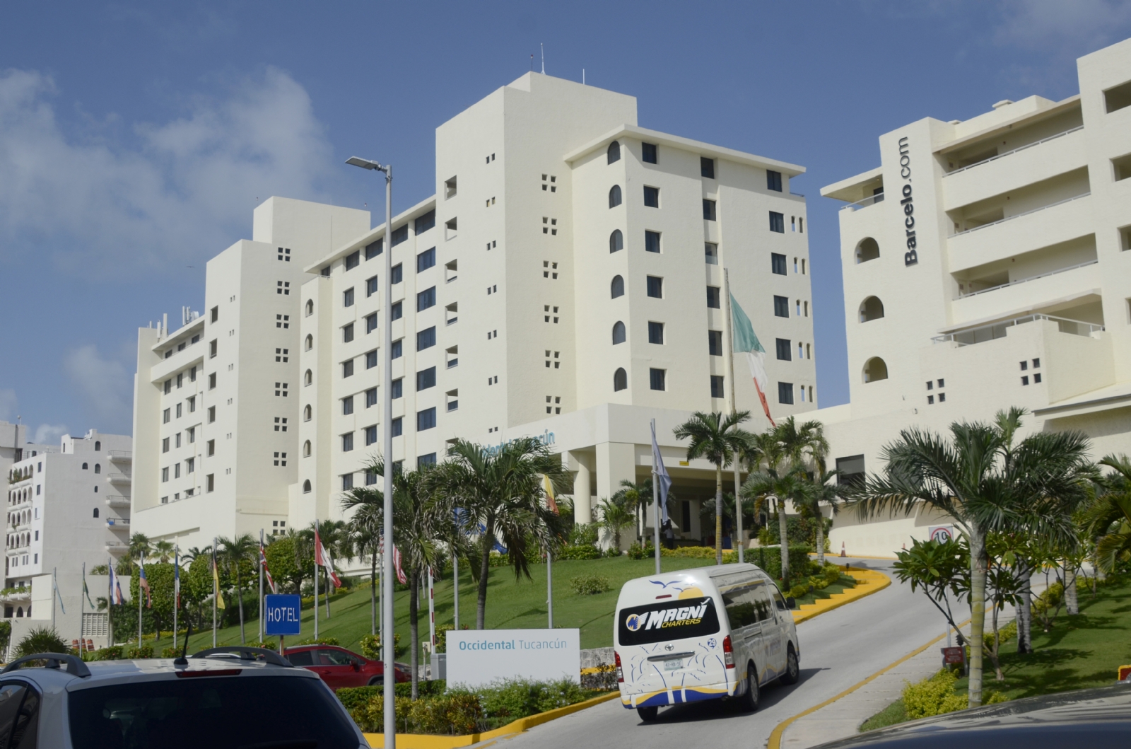 Cae turista del quinto piso del hotel Occidental en Cancún, Quintana Roo