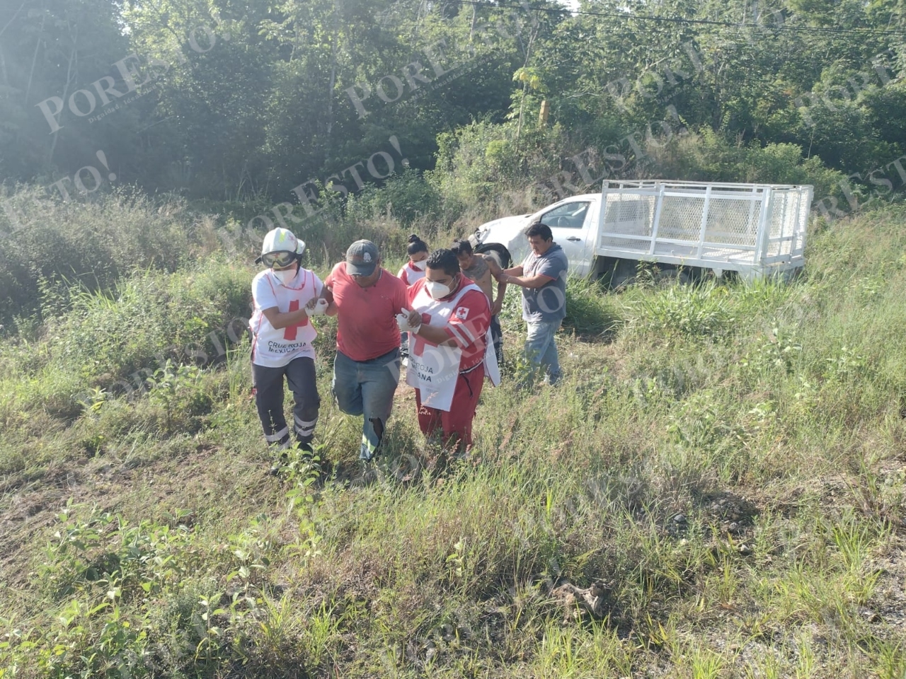 Paramédicos de la Cruz Roja ayudaron a los trabajadores lesionados tras el accidente en Carrillo Puerto, para luego valorarlos