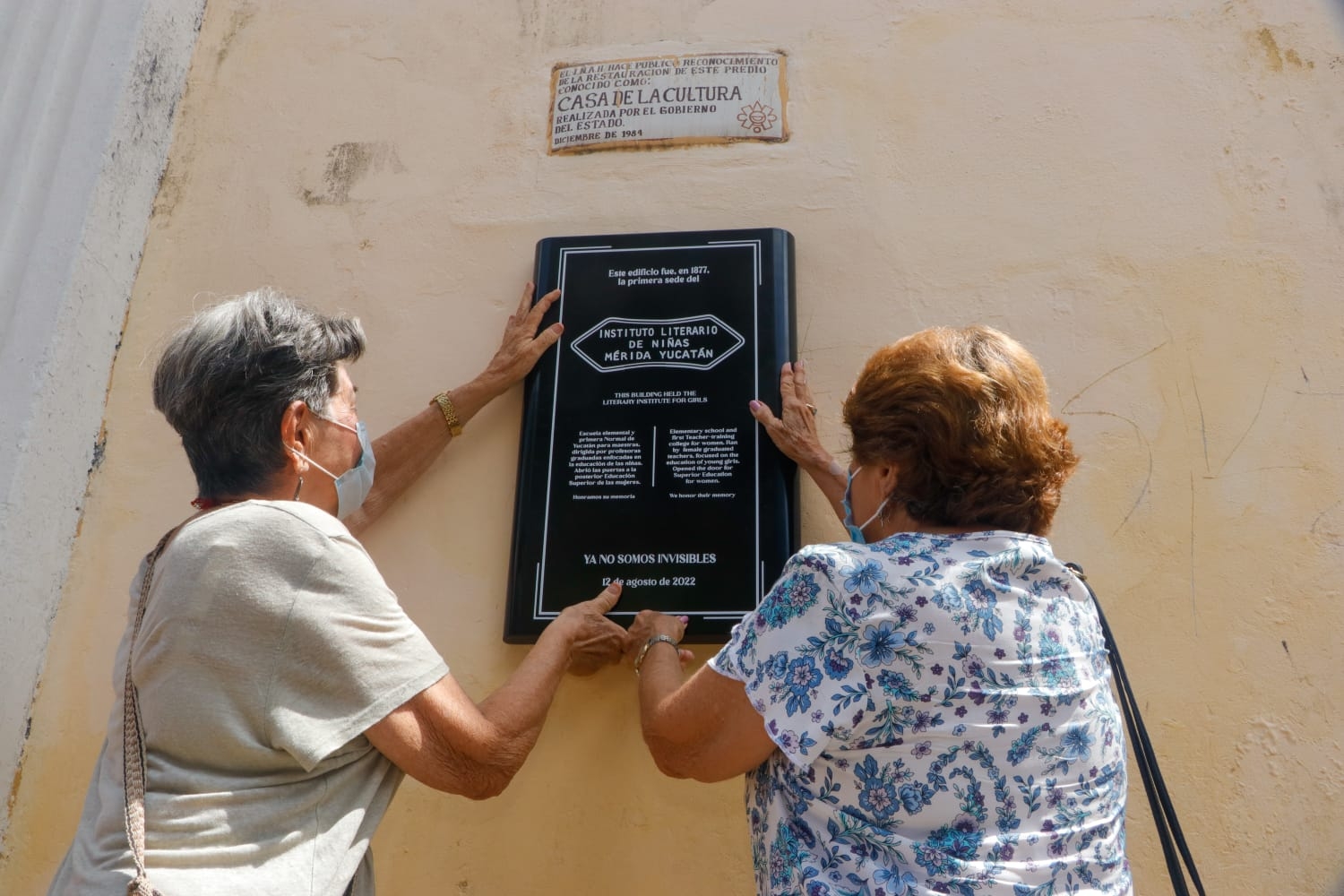 Feministas colocan placa conmemorativa en la Casa de la Cultura del Mayab en Mérida