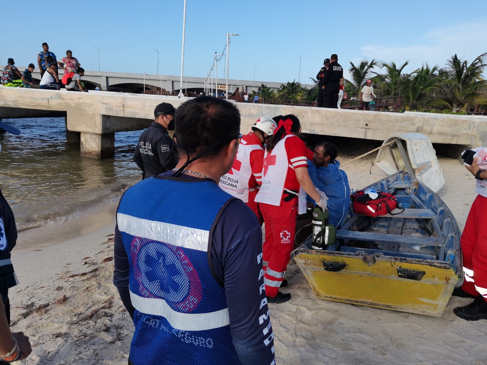 Ebrio moviliza a cuerpos de emergencia tras no poder salir del mar en Progreso