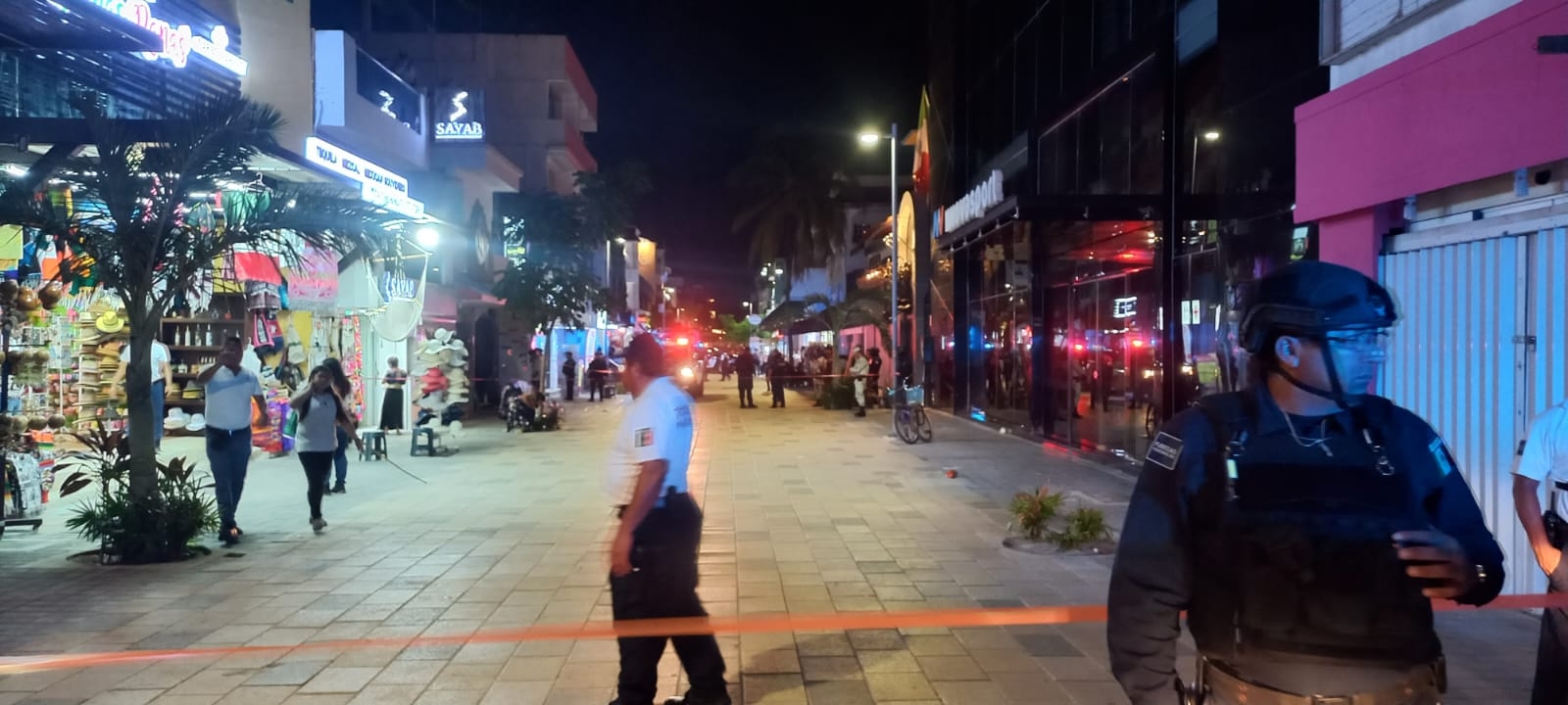 La balacera en el Bar The Roof, localizado en la Quinta Avenida de Playa del Carmen terminó con una persona muerta y varios heridos, entre ellos un turista alemán