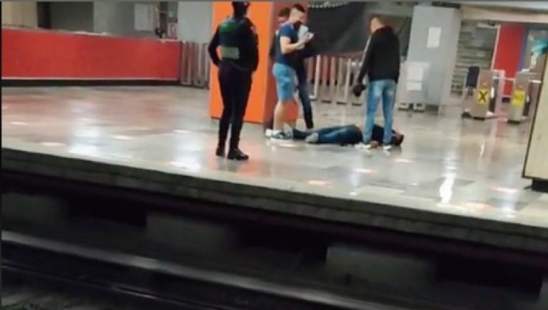 Usuario de TikTok compartió video en el que  se observa a dos hombres jalando de los pies a un sujeto para ingresar a la estación Allende