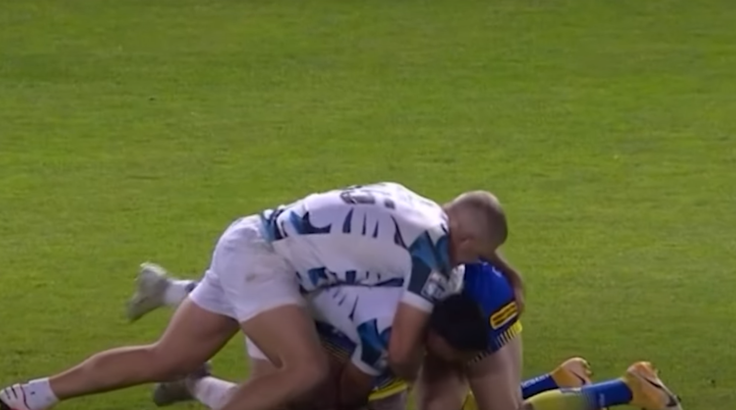 Suspenden a jugador de Rugby del Touluse Olympique por tratar de meter un dedo a su rival: VIDEO