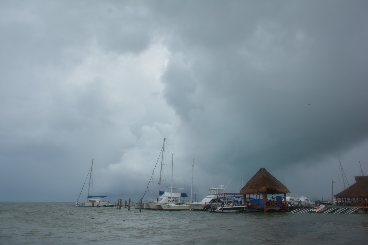 Se forma la Tormenta Tropical Karl en la Bahía de Campeche; sigue en vivo su recorrido