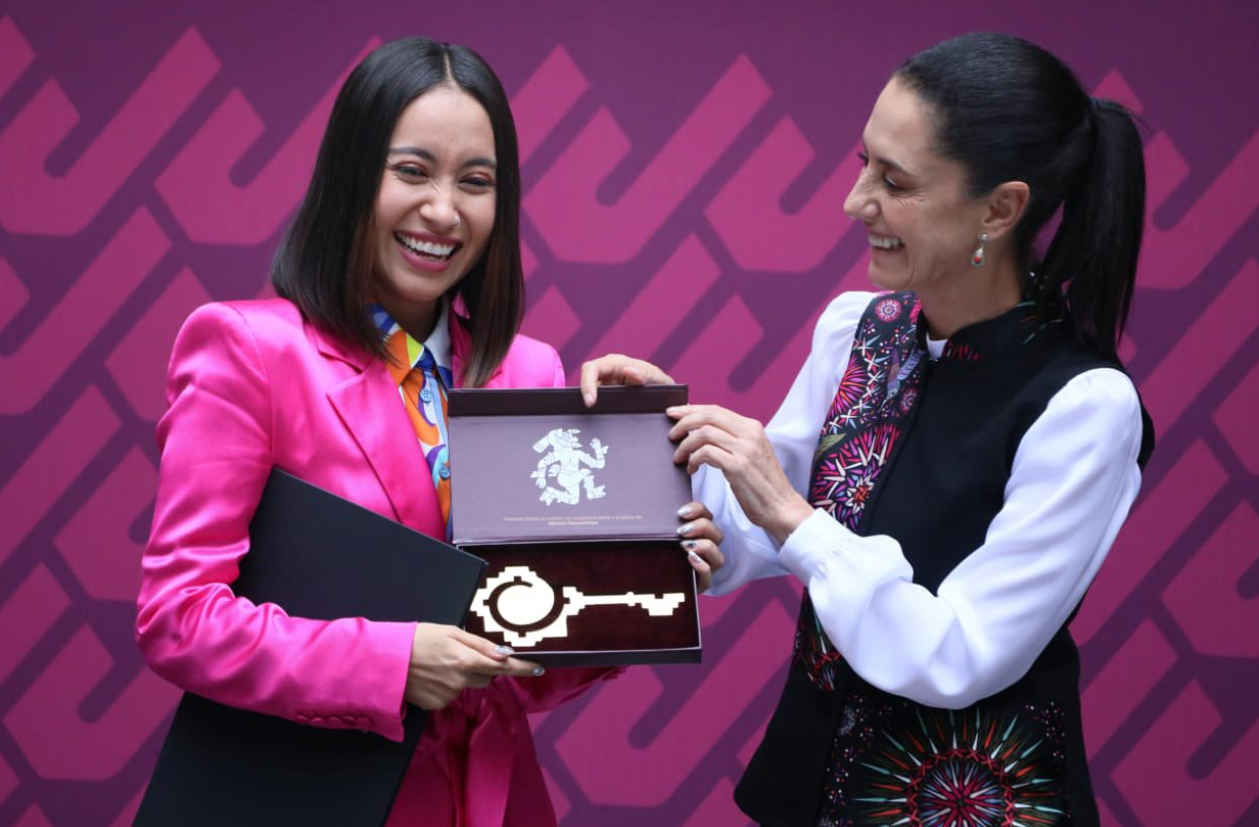 Sheinbaum entrega la llave de la CDMX a Katya Echazarreta, primera mexicana en visitar el Espacio