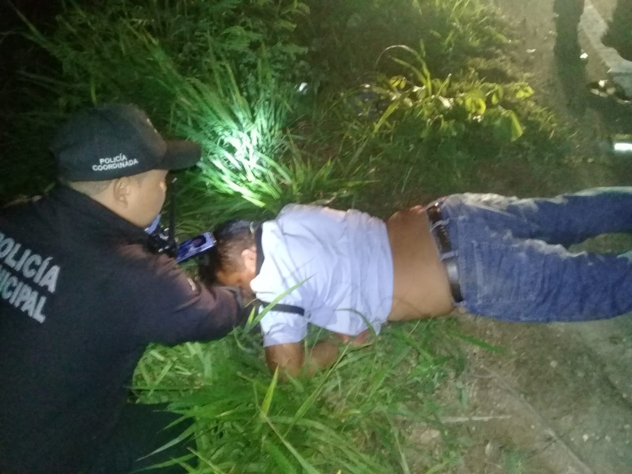 Ebrio derrapa en motocicleta en la carretera federal Muna-Chetumal