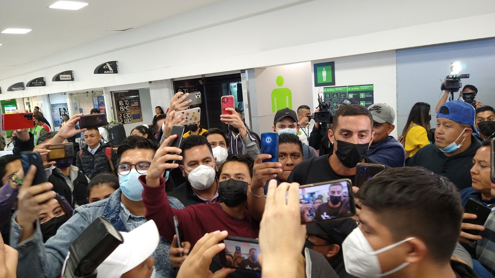 Ramiro Funes Mori abarrota el AICM a su llegada a CDMX para reportar con Cruz Azul