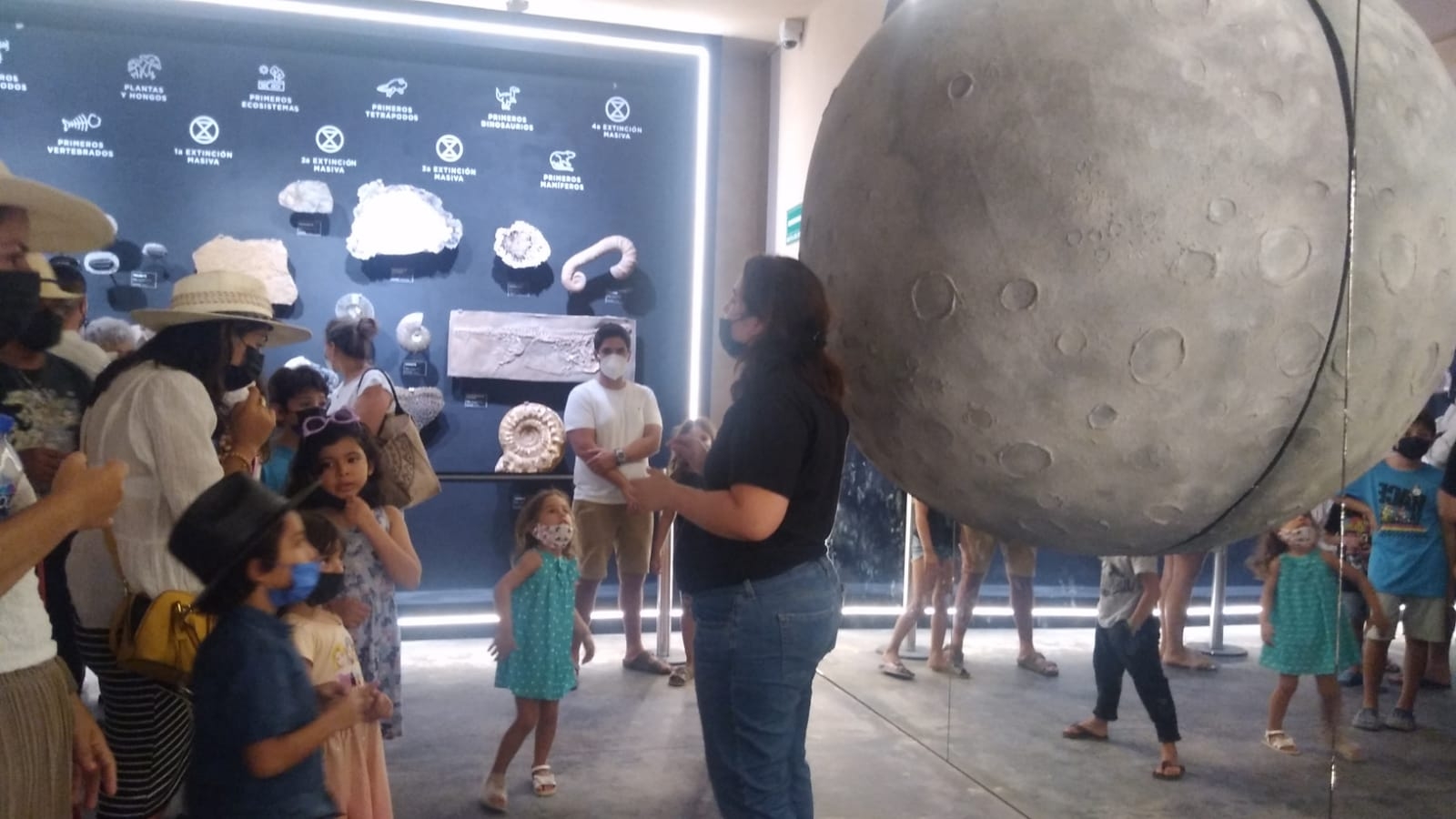 Turistas aprovechan visita a Progreso para recorrer el Museo del Meteorito: EN VIVO