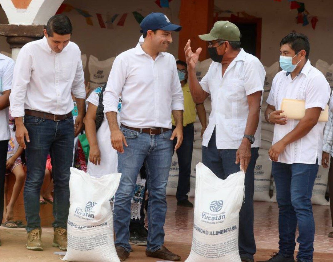 Mauricio Vila entrega paquetes de maíz para consumo de habitantes de Kinil, Tekax