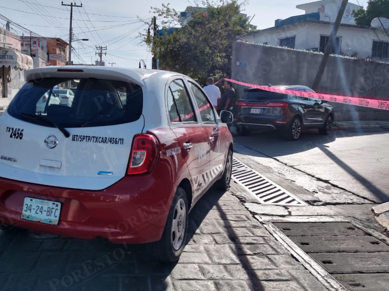 Conductora de una camioneta de lujo se estampa contra un taxi en Ciudad del Carmen