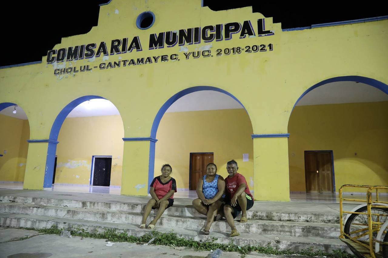 Mauricio Vila Dosal ilumina Cholul, Yucatán; cumple vieja petición vecinal