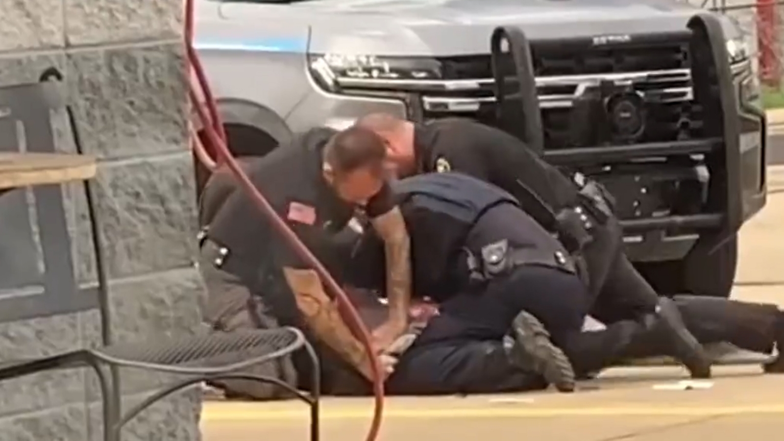 Policías golpean brutalmente a hombre durante arresto en Arkansas