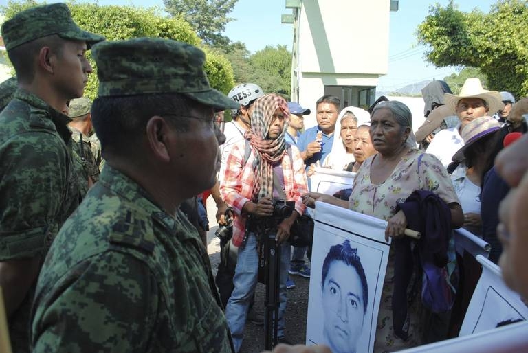 Notifica FGR a la Sedena sobre órdenes de aprehensión contra 20 militares por caso Ayotzinapa