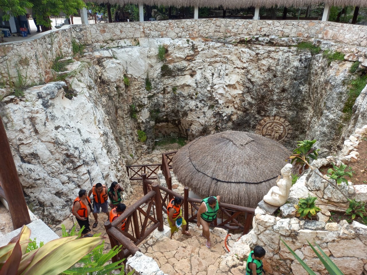 Turistas 'huyen' de la marea roja en playas de Yucatán para visitar el Anillo de Cenotes