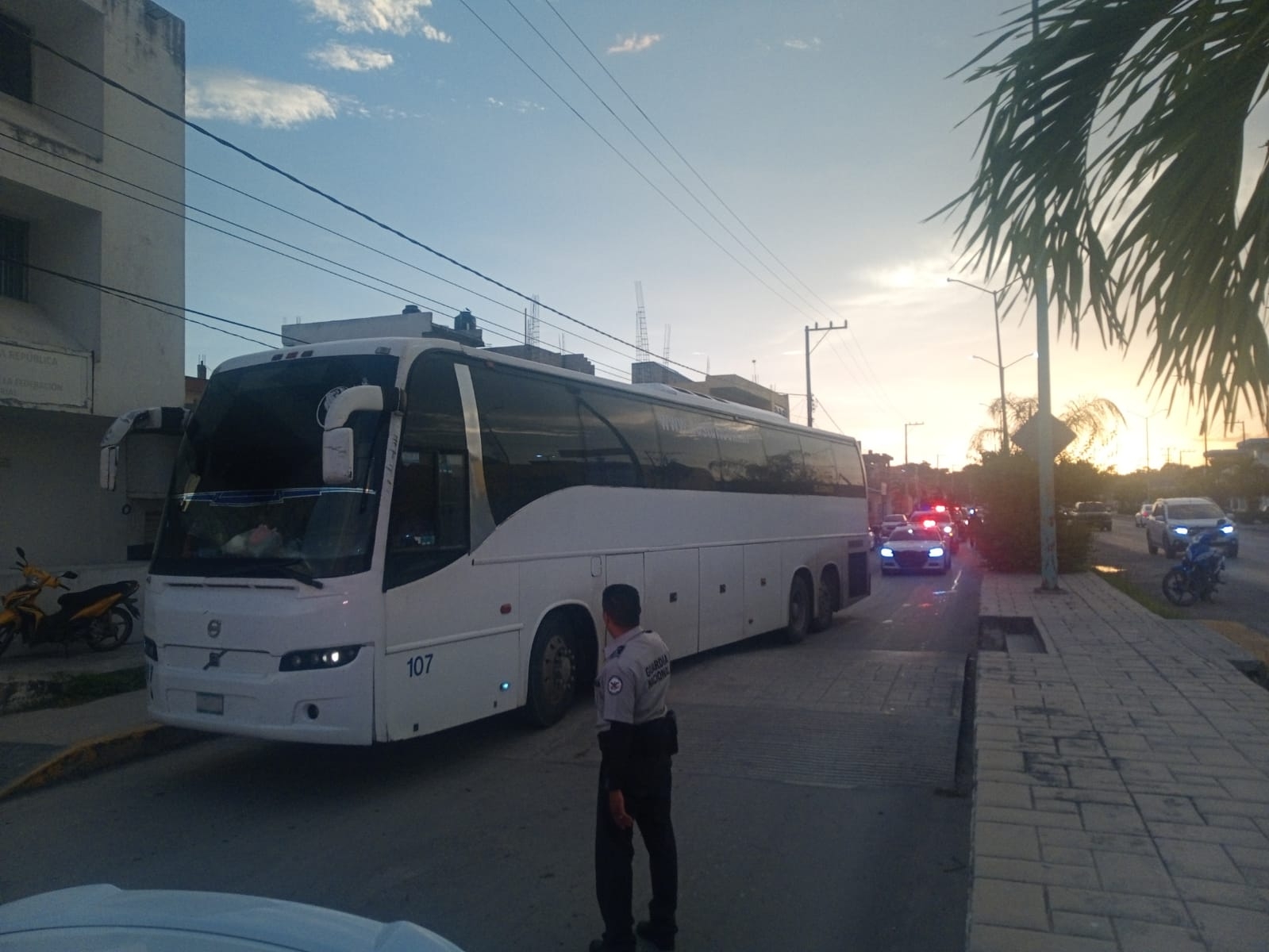 Aseguran dos autobuses con indocumentados en Campeche