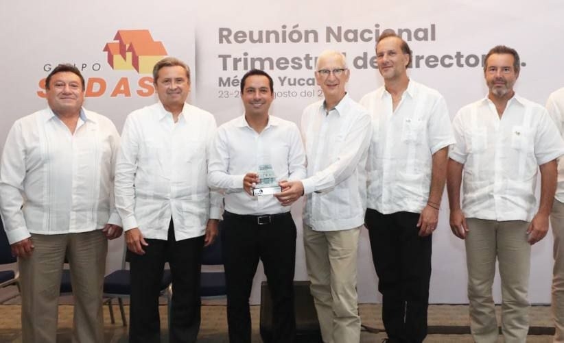 Mauricio Vila destaca el desarrollo de viviendas en Yucatán ante el director general de Grupo Sadasi