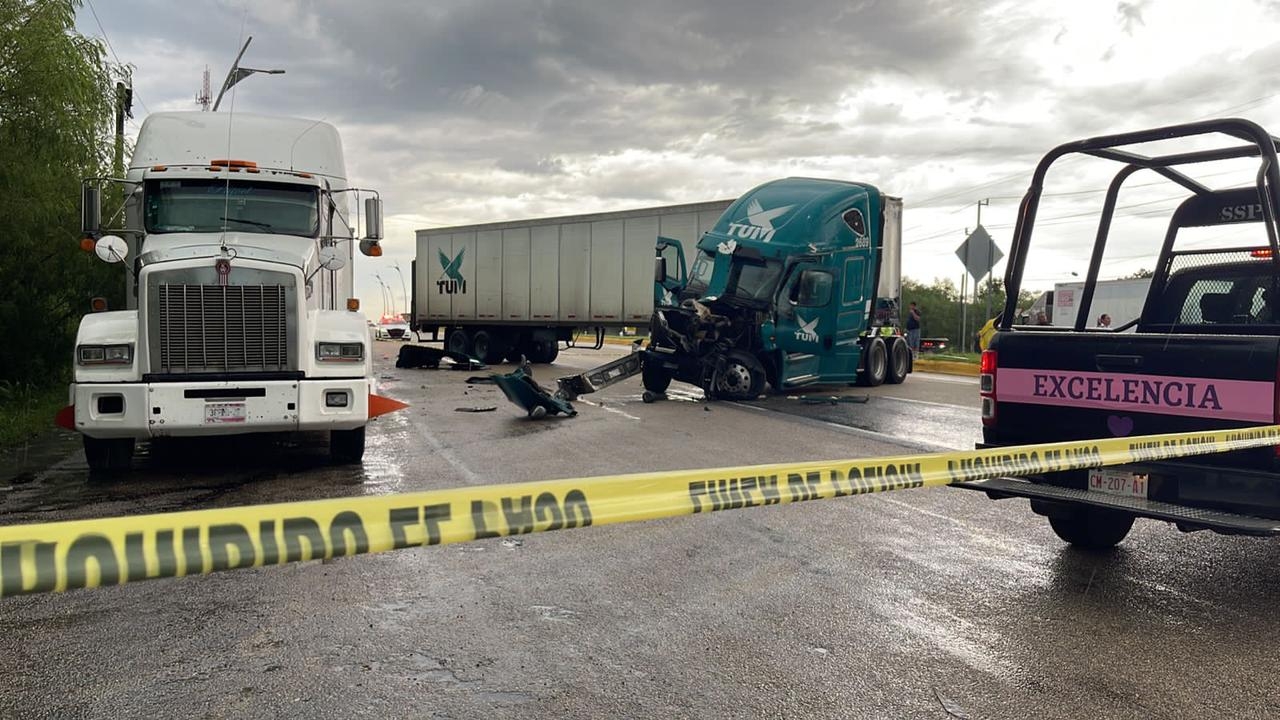 Camiones chocan y bloquean la carretera Campeche - Mérida