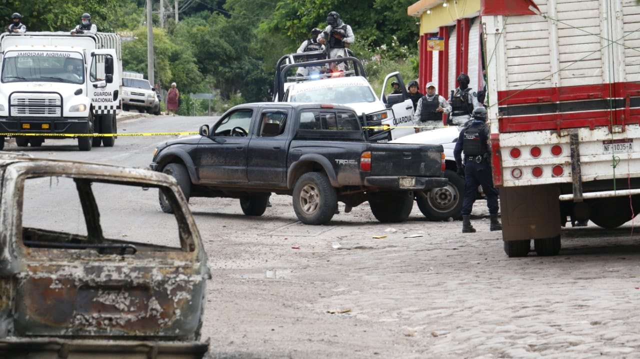 Enfrentamiento armado en Michoacán deja ocho personas muertas y camionetas quemadas