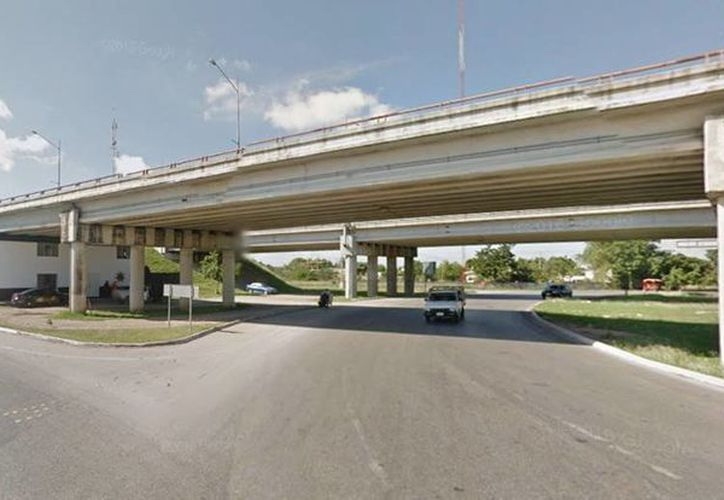Conductor salva a una joven de aventarse de un puente del Periférico de Mérida