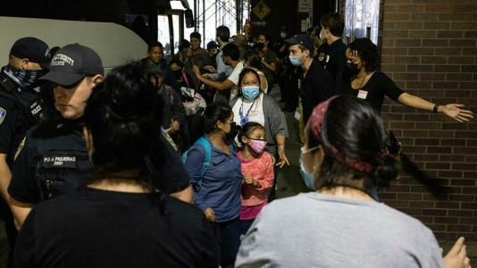 Alcalde de Nueva York dice que Gobierno de Texas envía a los inmigrantes "como ganado"