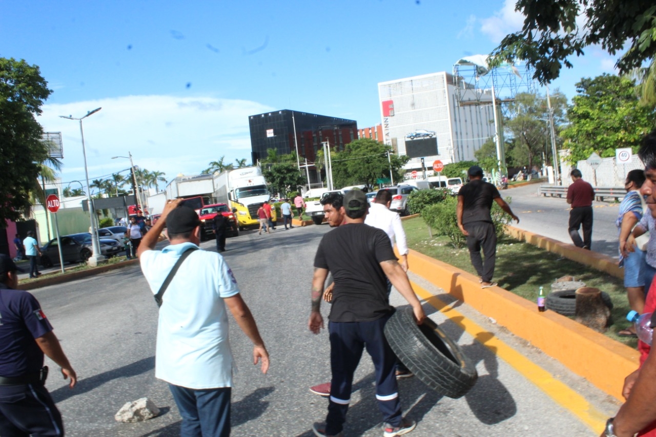Choferes y concesionarios de transporte en Ciudad del Carmen levantan bloqueo en el Puente Zacatal