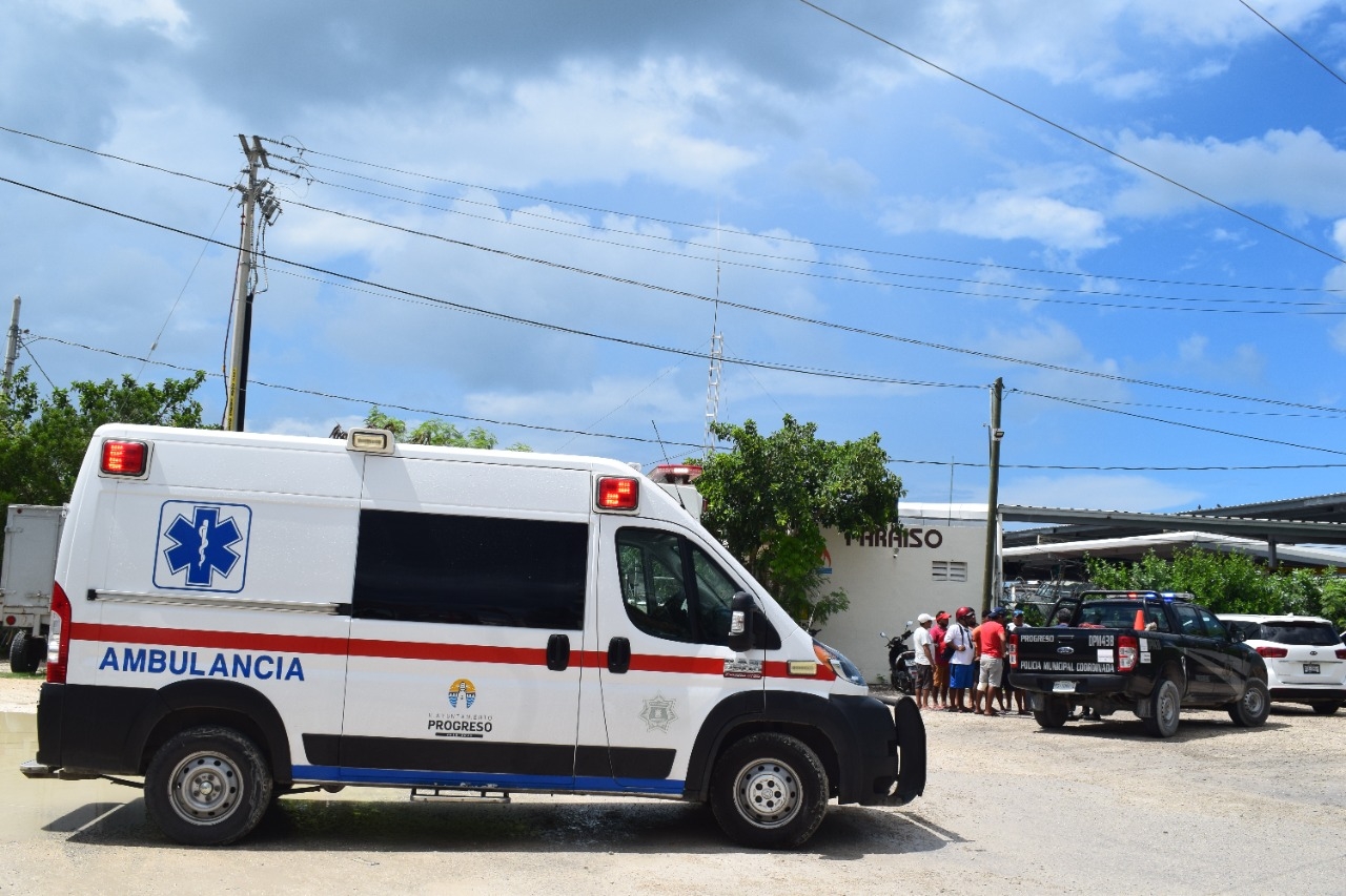 Paramédicos atendieron al motociclista para su traslado a un hospital de Progreso