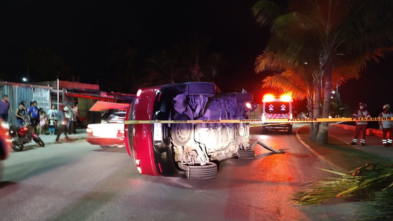 Conductor ebrio choca camioneta contra una palmera en Ciudad del Carmen