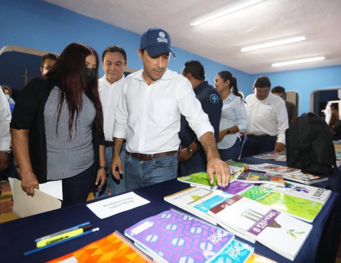 Mauricio Vila entrega apoyos como parte de los programas 'Impulso Escolar' y 'Peso a Peso' en Teya