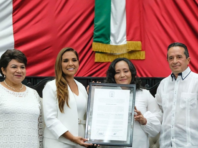 Mara Lezama recibió de manos de la diputada presidenta, Cristina Torres Gómez, un ejemplar enmarcado del bando solemne