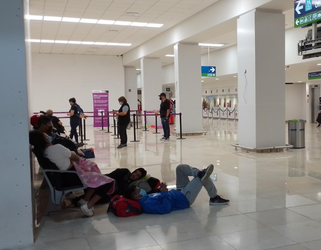 Impiden a familia colombiana viajar a la CDMX desde el aeropuerto de Mérida