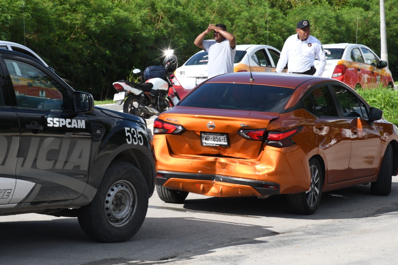 Taxi choca contra auto y deja varios daños materiales en Campeche