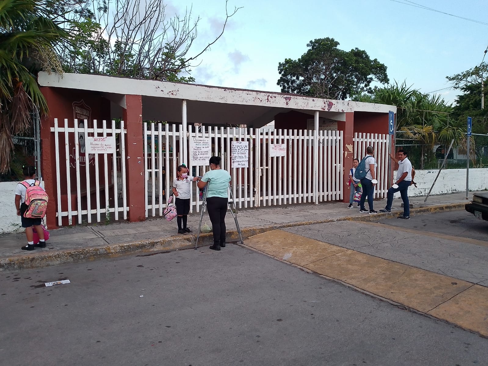 Padres de familia empiezan a llegar a las escuelas de Cancún