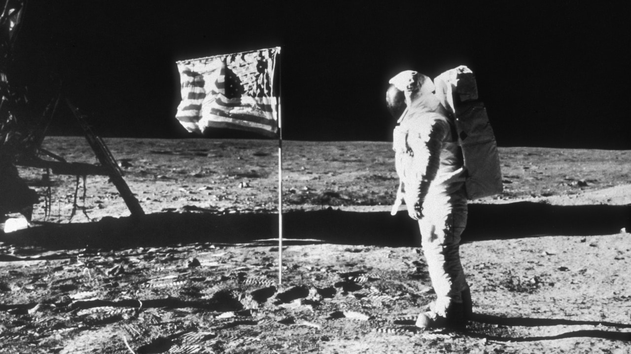 El astronauta Neil Armstrong pisaba la Luna, convirtiéndose en el primer hombre en alcanzar el satélite natural