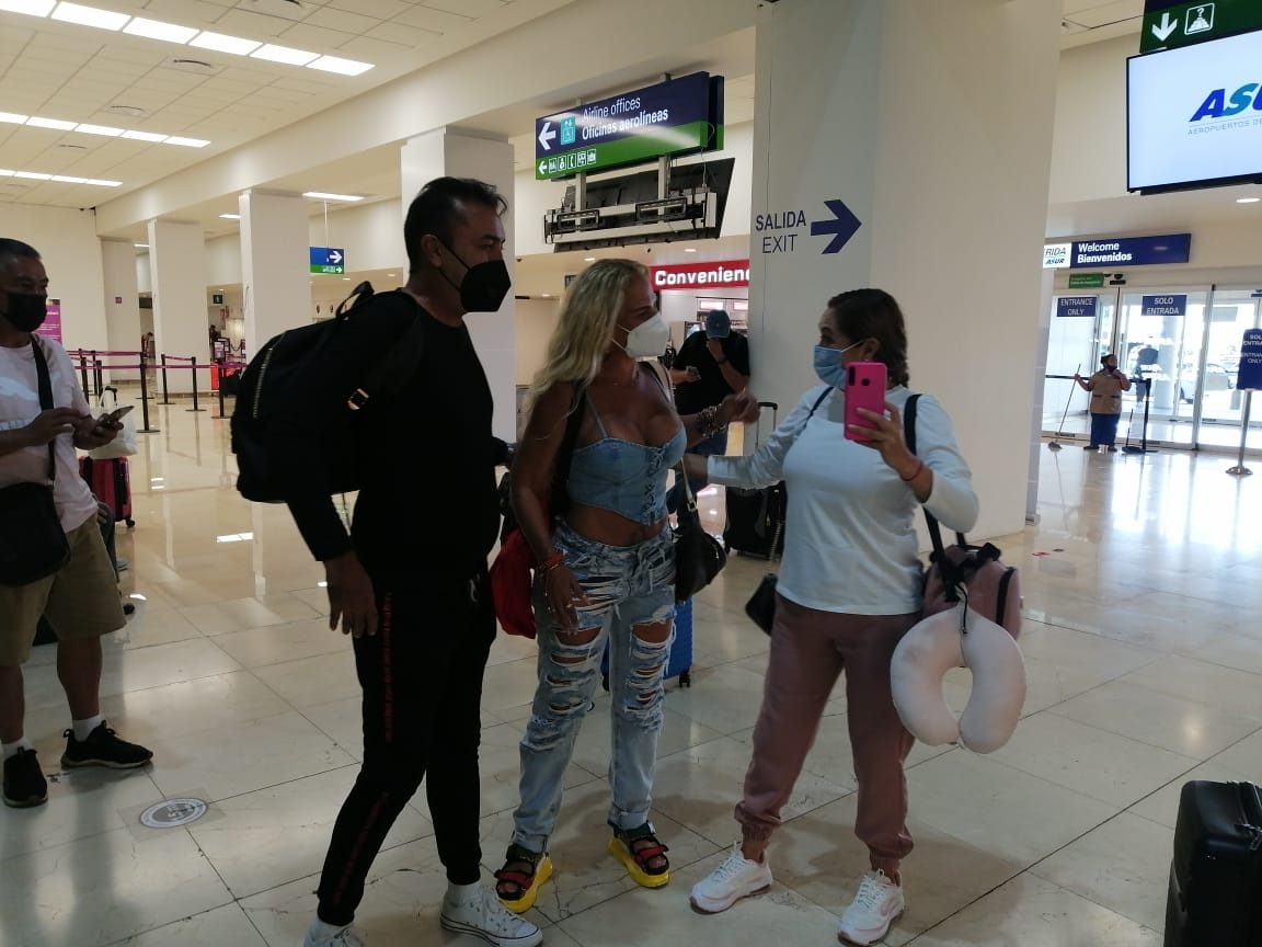 En vedette, Niurka Marcos recorrió los pasillos del aeropuerto de Mérida
