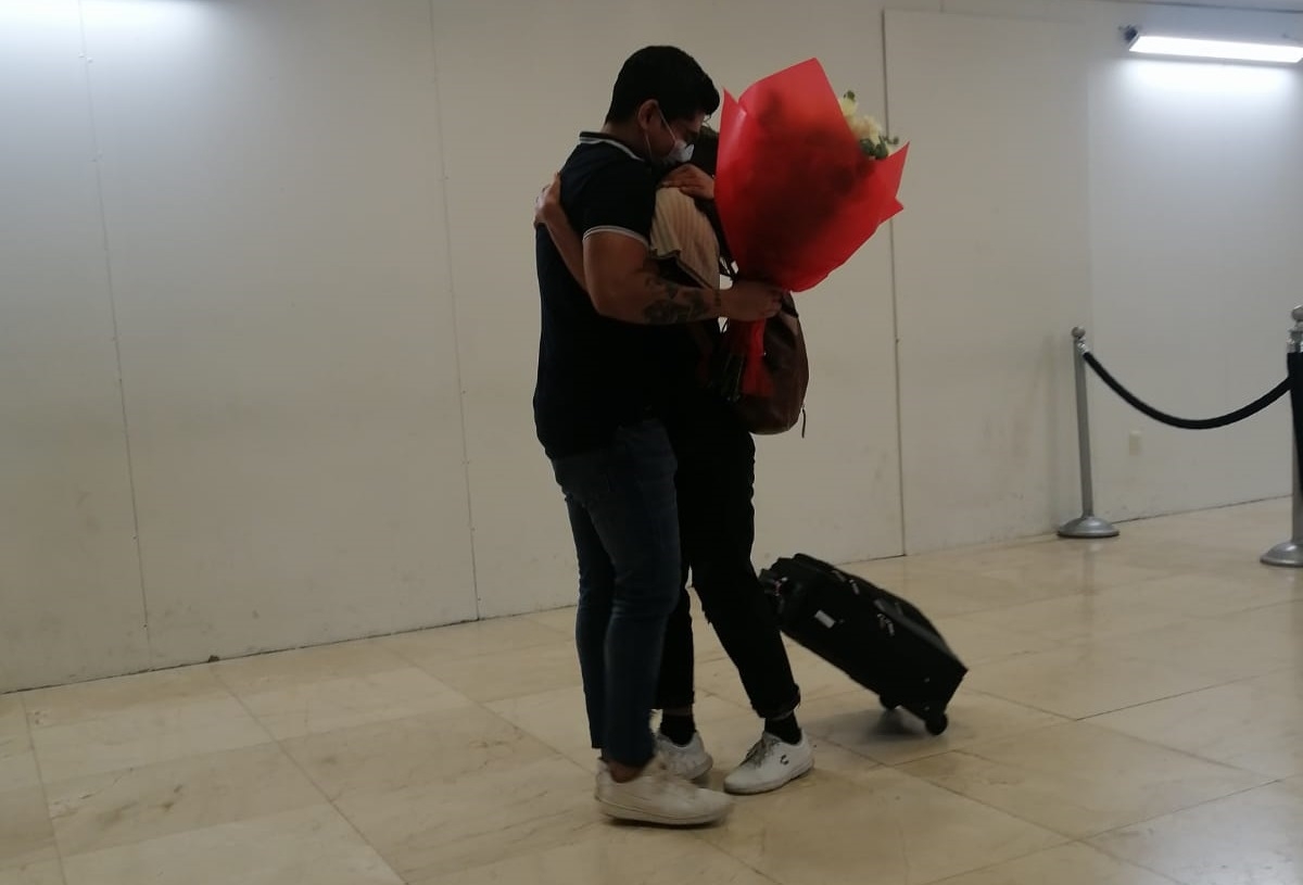 El joven recibió con un ramo de rosas a su novia en el aeropuerto de Mérida