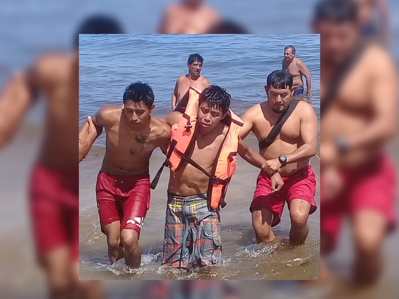Uno de los turistas nacionales tuvo problemas para respirar luego de ser sacado del agua por guardavidas, por lo que fue revisado por paramédicos en Playa del Carmen